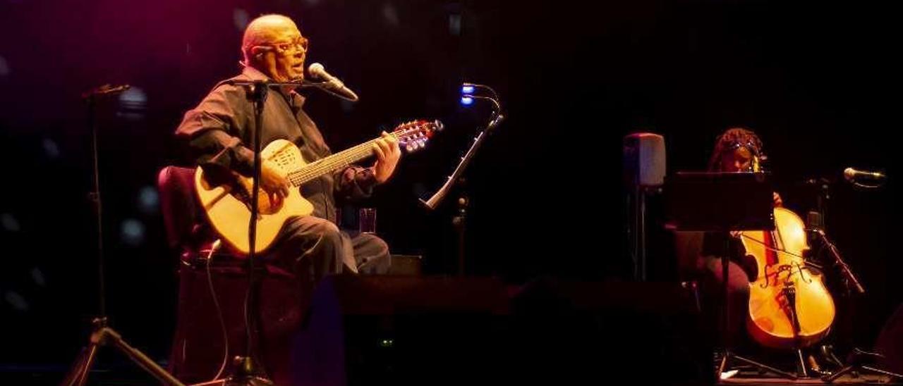 Pablo Milanés, en un momento del concierto de ayer en el Auditorio de Ourense. // Carlos Peteiro