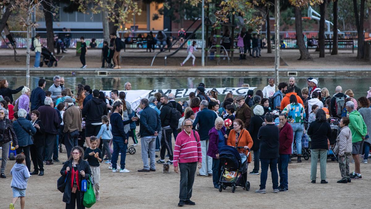 Protesta disfrazada de verbena contra la instalación del mercado de Estrella en los jardines de Baix Guinardó