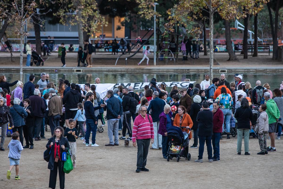 Protesta disfrazada de verbena contra la instalación del mercado de Estrella en los jardines de Baix Guinardó
