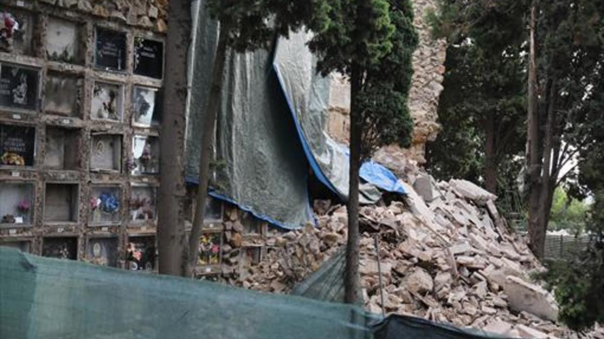 El grupo de nichos que se derrumbaron el viernes en el cementerio de Montjuïc.