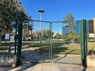 Cierran por cuarta vez un parque canino en Sevilla Este tras hallar salchichas con clavos