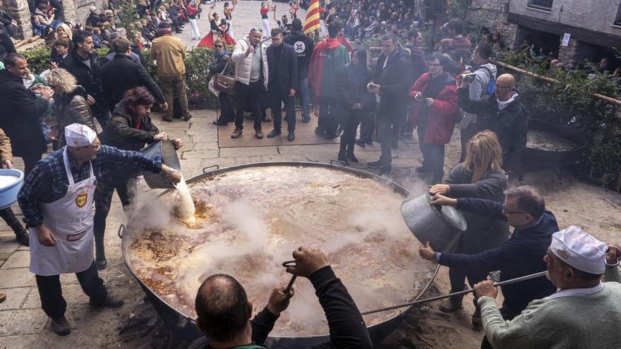 Bagà cuina el seu popular arròs per 2.500 persones