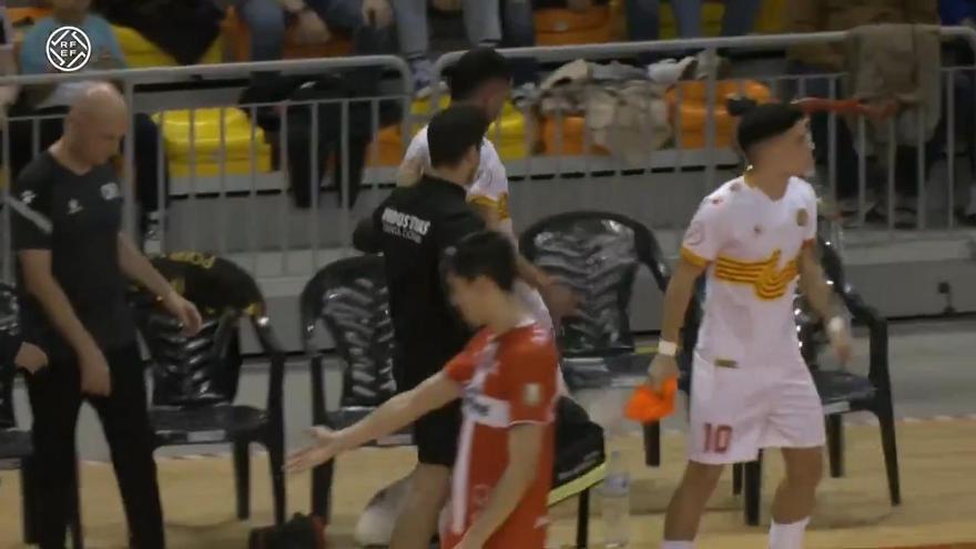 Un miembro del cuerpo técnico de Industrias Santa Coloma lanza una silla hacia la grada.