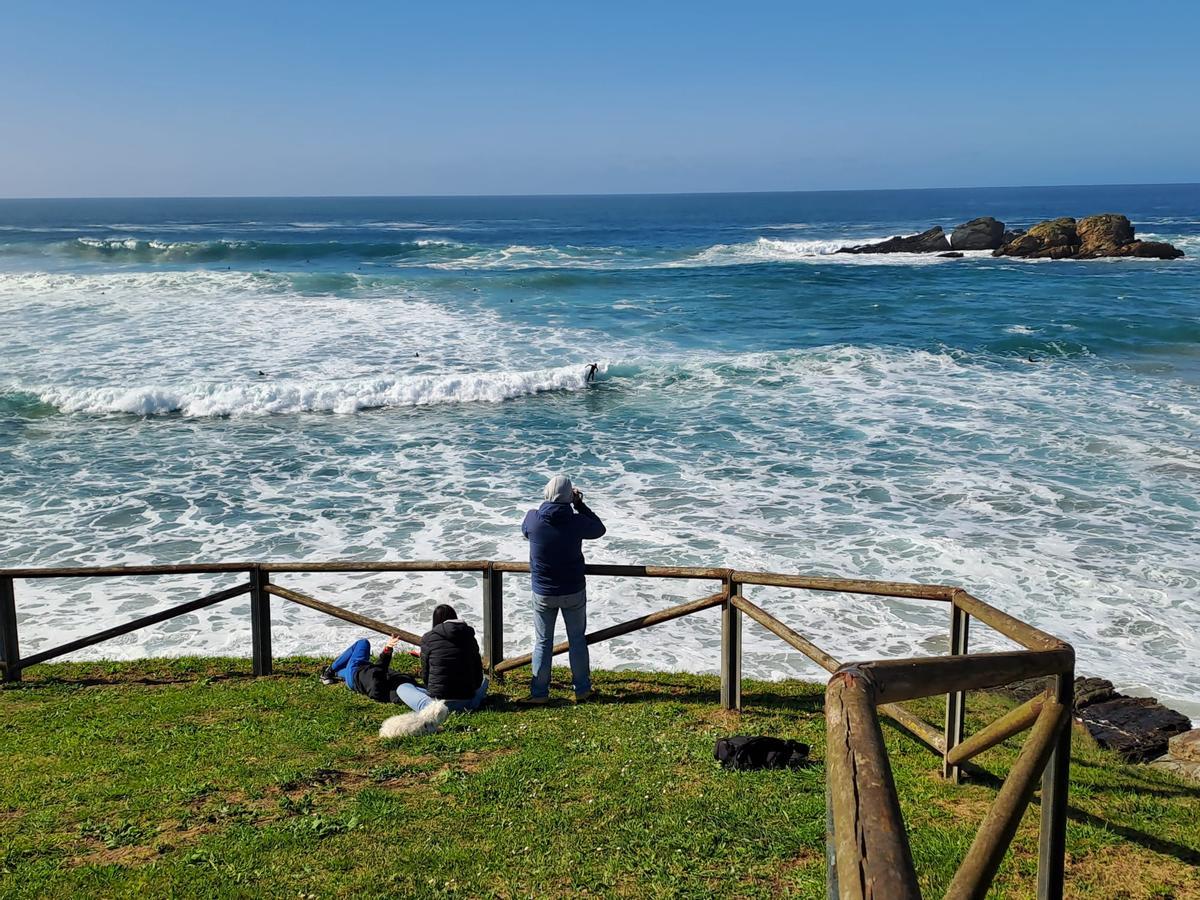 Surfistas en el agua, este martes.