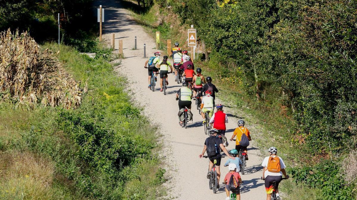 Gente en bicicleta en Arousa.