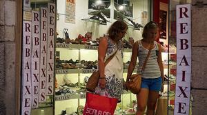 Comencen les rebaixes d’estiu amb descomptes mitjans del 50% sobre l’estoc de les botigues.