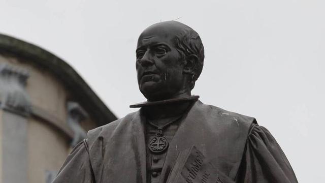 Vista de la estatua de Jovellanos en la plaza del Seis de Agosto. | MARCOS LEÓN