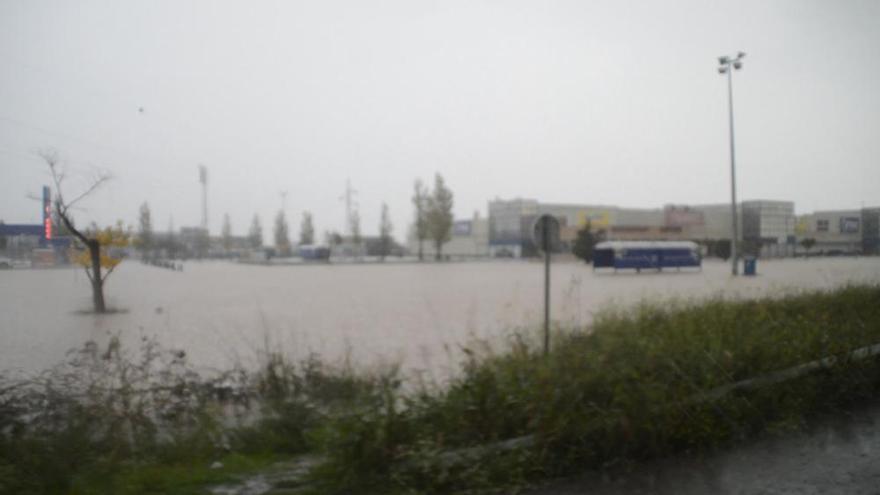 L'aiguat torna a inundar el pla de Vilatenim de Figueres