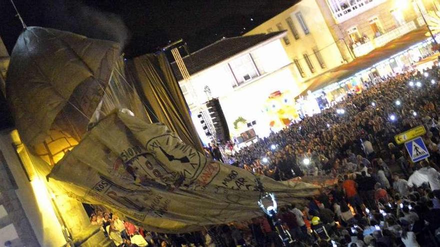 El globo de Betanzos, roto, en la noche del pasado miércoles.