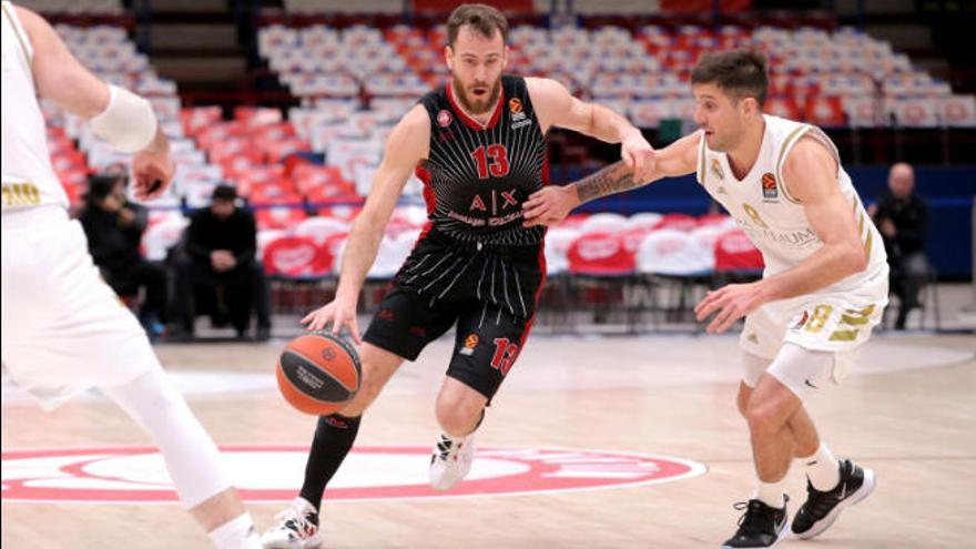 Sergio Rodríguez trata de dejar atrás a Laprovittola en un Milán-Real Madrid de Euroliga.