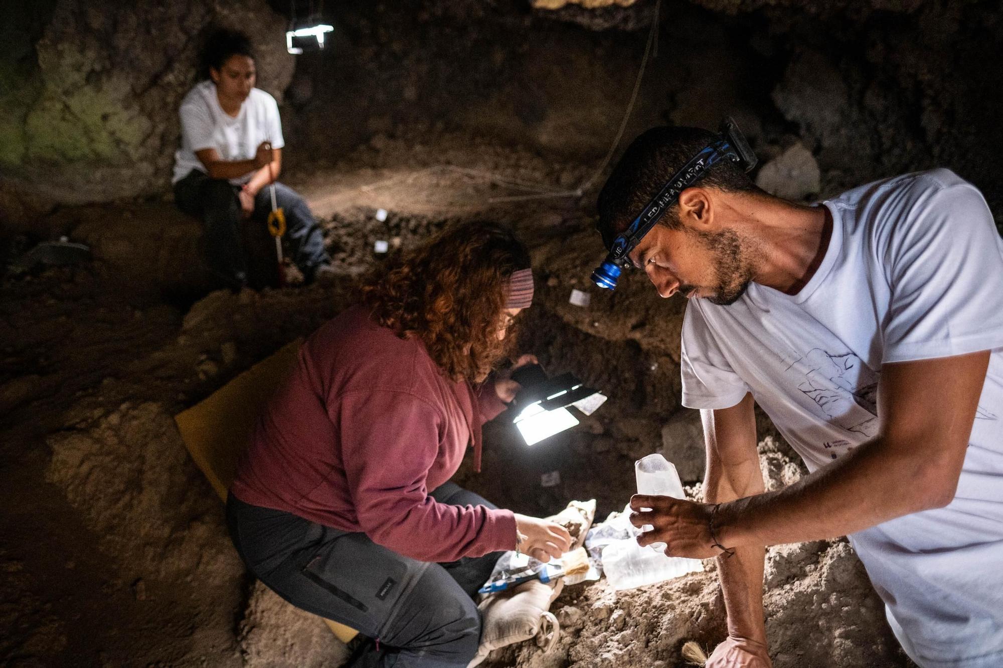 Excavación arqueológica en la Cueva de los Cabezazos, en Tegueste