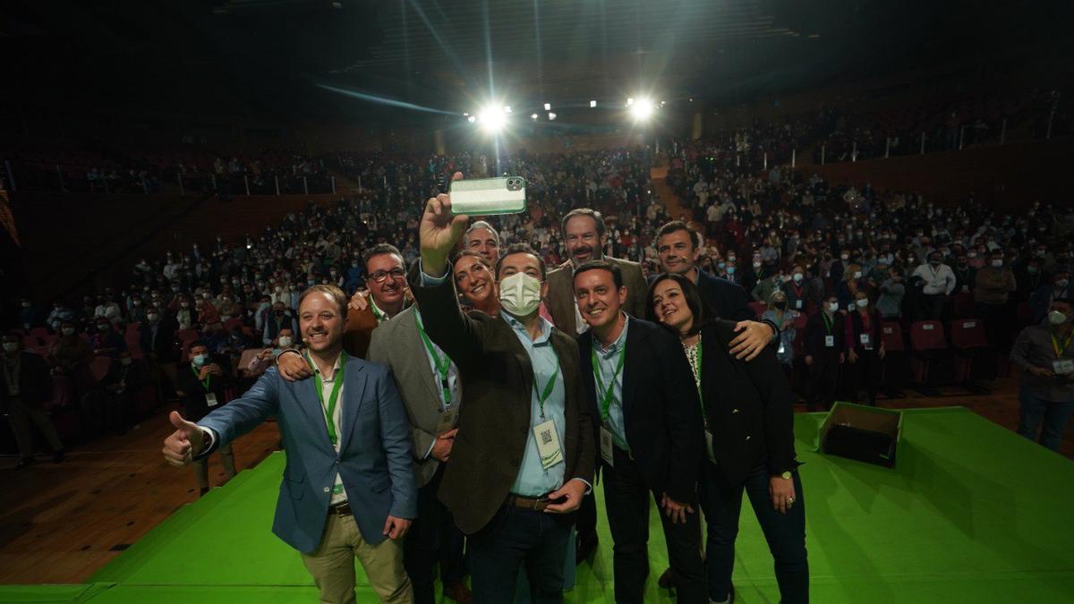 Juanma Moreno se hace un &#039;selfie&#039; con los presidentes del PP de las ocho provincias y la secretaria general, Loles López.