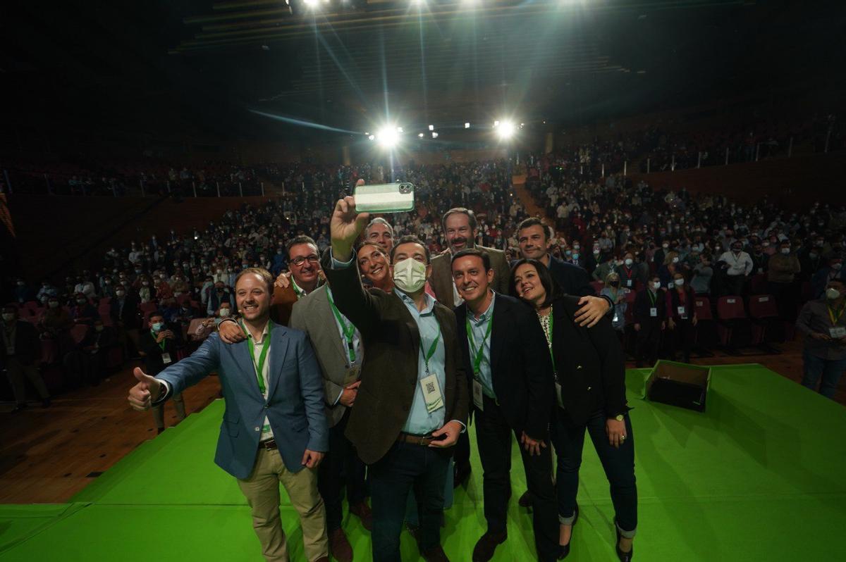 Juanma Moreno se hace un 'selfie' con los presidentes del PP de las ocho provincias y la secretaria general, Loles López.