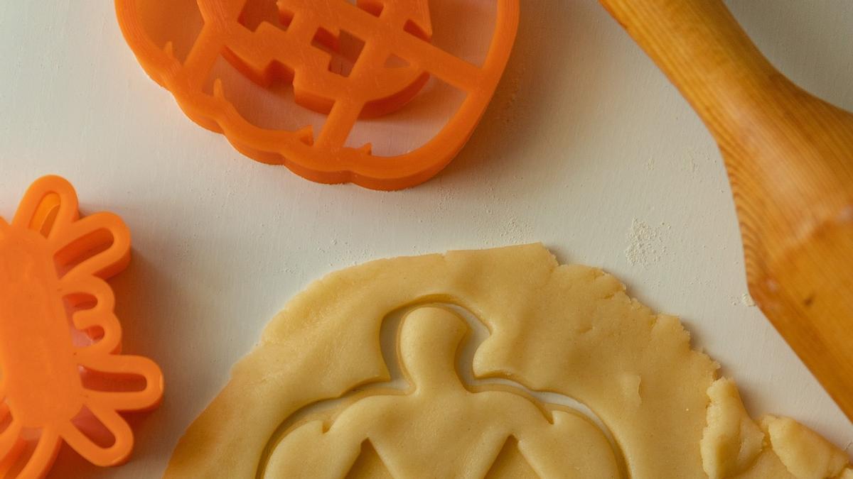 Utiliza moldes de Halloween para darle forma a la masa de las galletas.