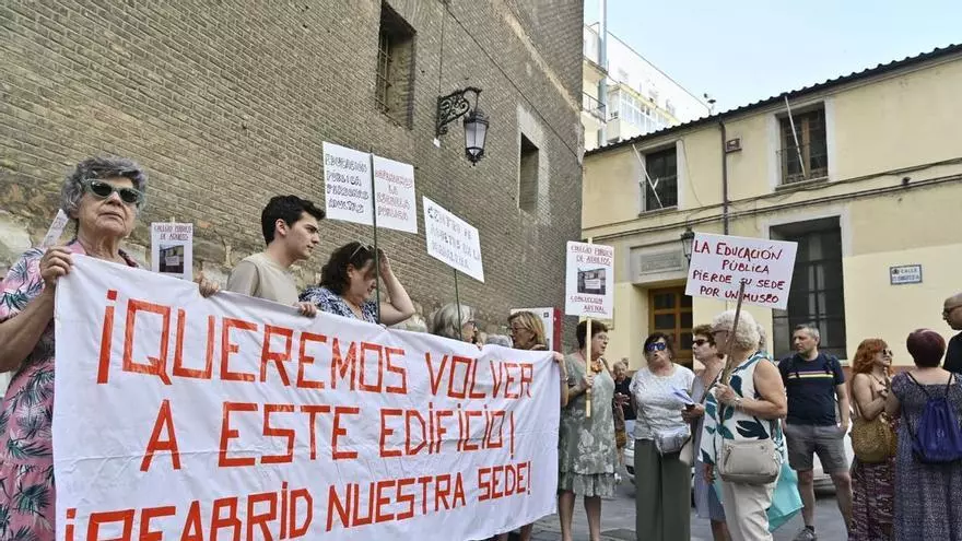 Concentración por la defensa del centro público de educación de personas adultas.