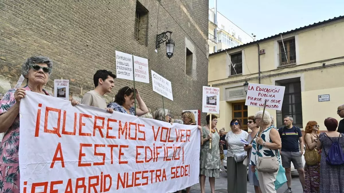 El centro de adultos Concepción Arenal de Zaragoza exige recuperar su sede y frenar el museo de Semana Santa: "¡Queremos volver!"