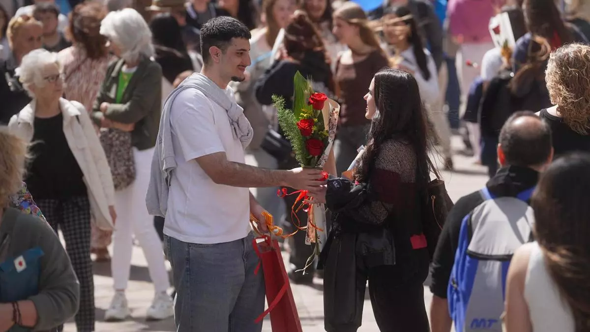 Sant Jordi arranca pletórico y soleado: "Es increíble que el libro sea el centro del mundo"