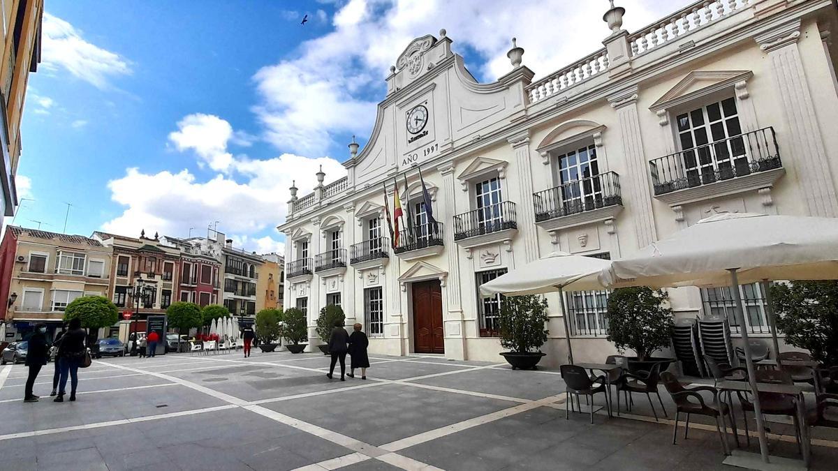 El Ayuntamiento preside la plaza de España de Cabra.