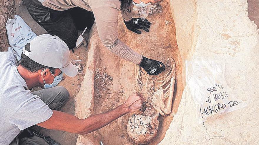 Imágenes de la necrópolis hallada en el transcurso de unas obras de mejora de dos calles de Aspe y de los trabajos arqueológicos.