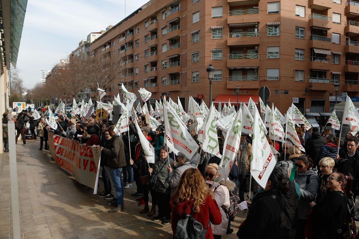 Valencia. Protesta de la patronal contra los recortes en salud mental.