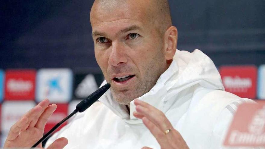 Zinedine Zidane gesticula ayer en rueda de prensa.