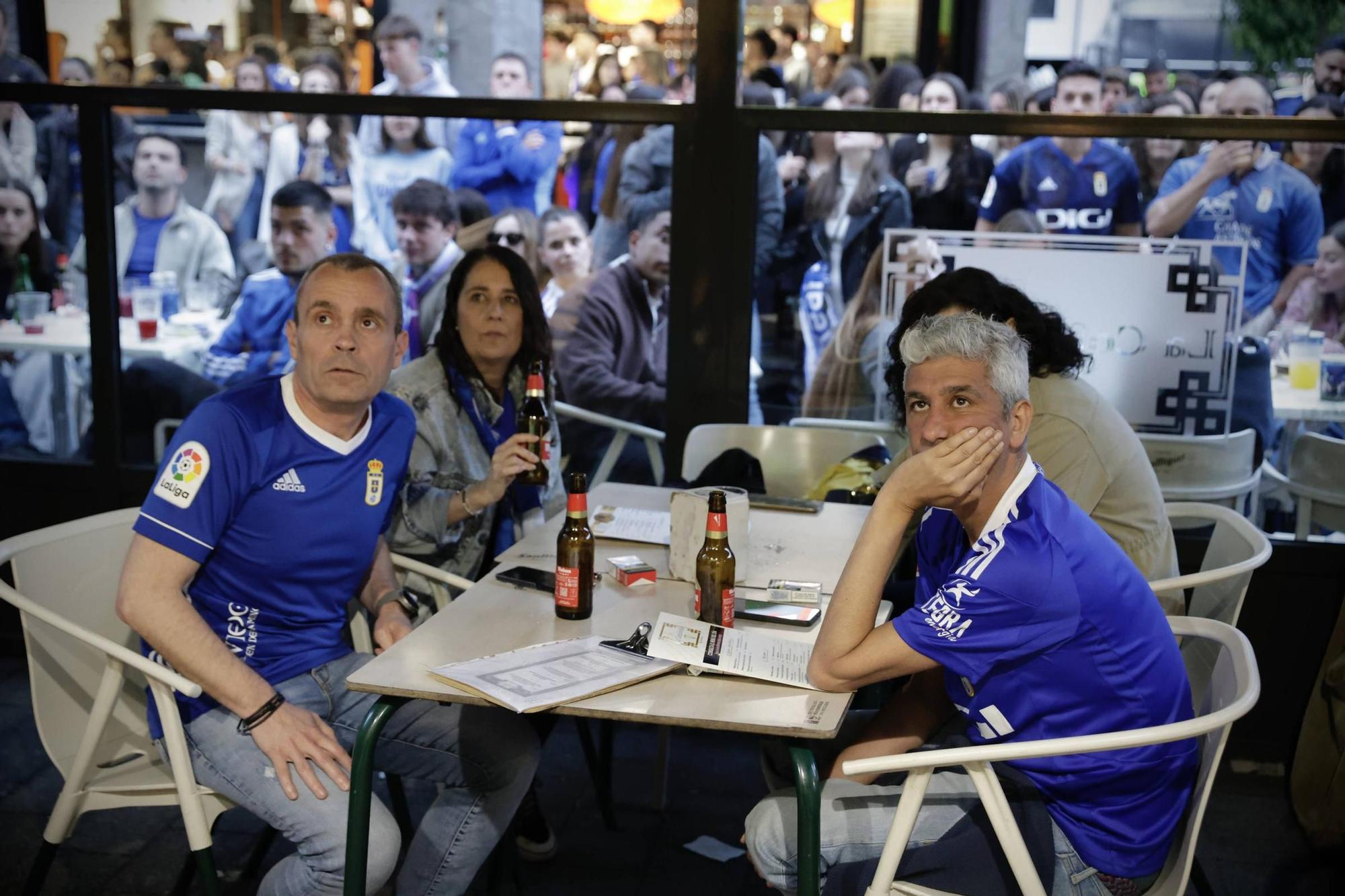 Así celebró la afición azul en Pedro Miñor la victoria del Oviedo en Almería