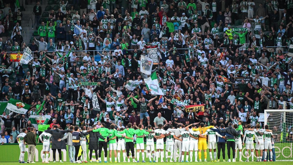 Los jugadores del Elche celebran con su afición la última victoria en casa de la temporada