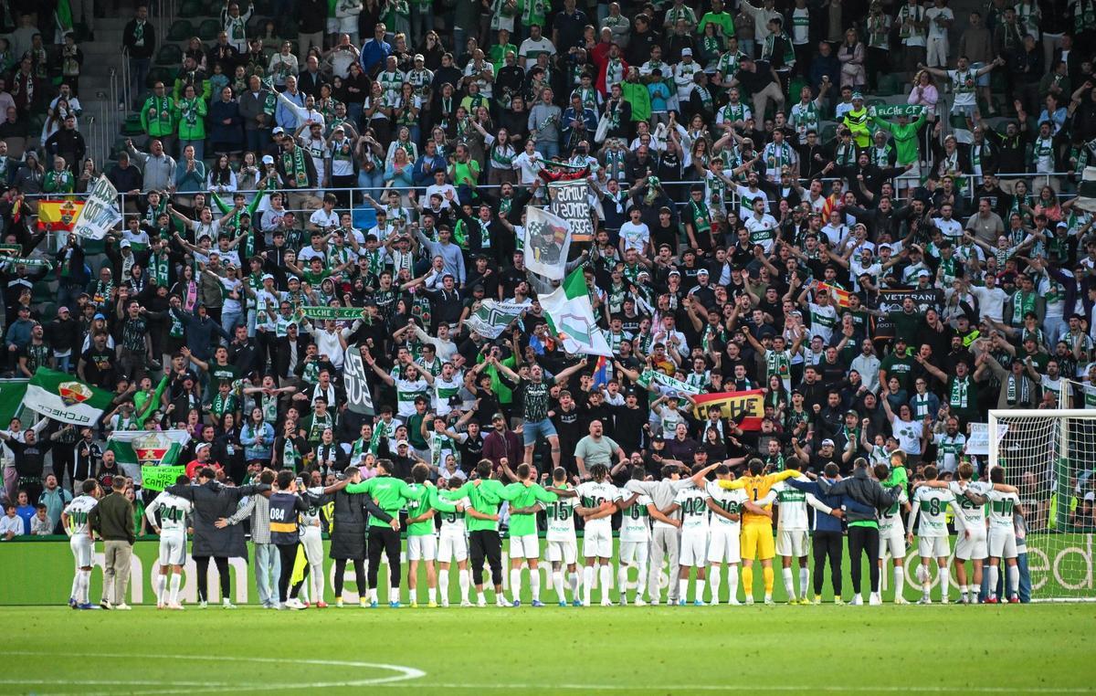 Los jugadores del Elche celebran con su afición la última victoria en casa de la temporada