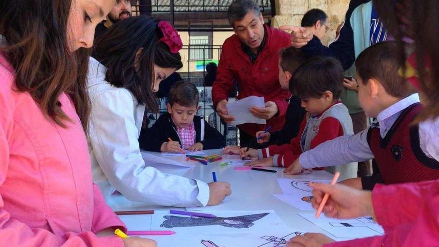 Los más pequeños realizando dibujos de los cofrades.