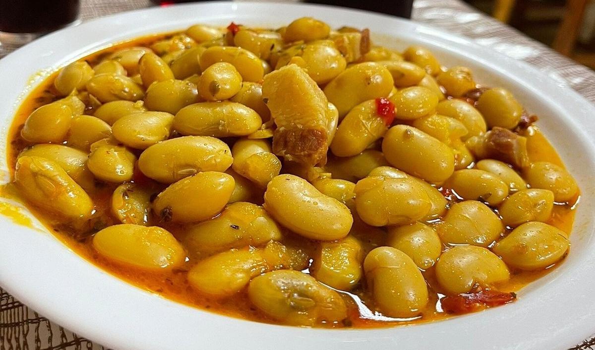 La fabada es una de las elaboraciones que sirven en el bodegón
