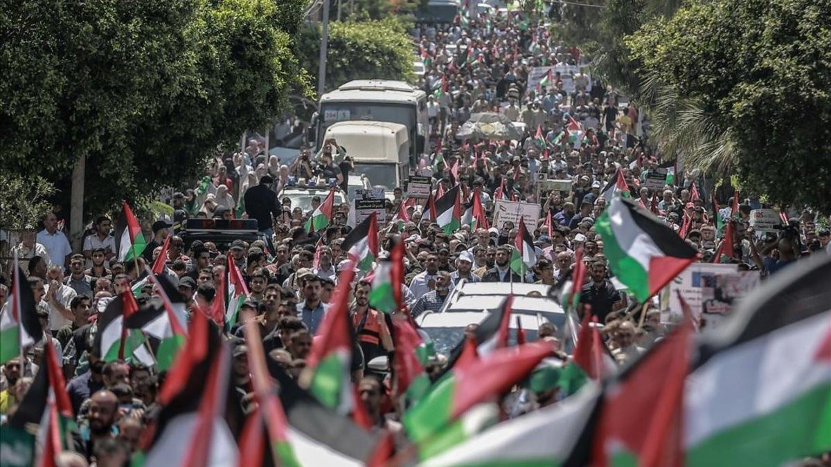 Palestinos de Gaza protestan por los planes de anexión de Israel.