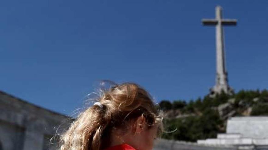 Una mujer envuelta en una bandera, en el Valle de los Caídos. // Efe