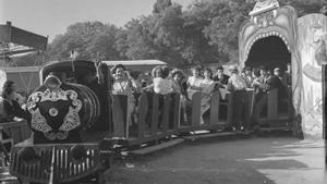 Tren de la bruja en la verbena de San Antonio de la Florida, en una foto de Juan Pando de los años 50.