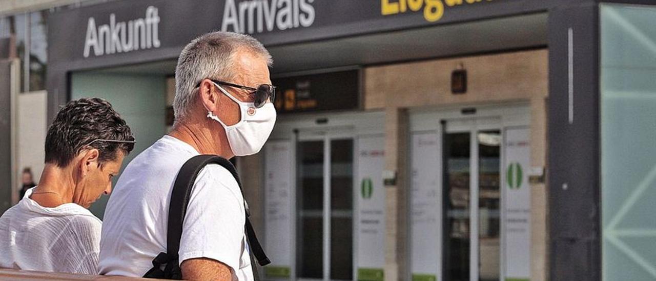 Turistas alemanes en un aeropuerto de Canarias.