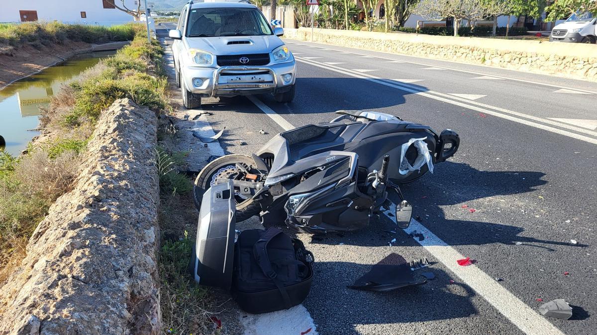 El estado en el que ha quedado la motocicleta arrollada por el coche en Sant Francesc.