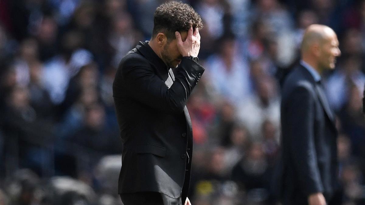 Simeone se lamenta de un error en el derbi contra el Madrid en el Bernabéu.