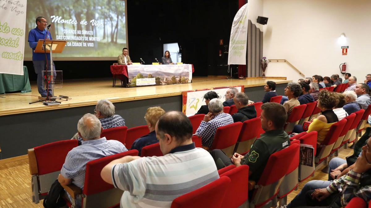 Uxío González toma la palabra durante el 25º aniversario de la Mancomunidade de Montes. |   // JOSÉ LORES