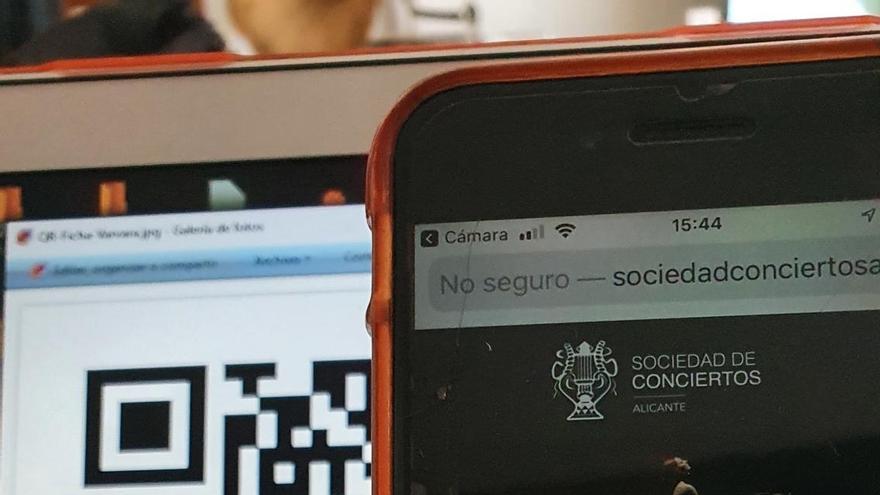 El programa se descarga con un código QR. 