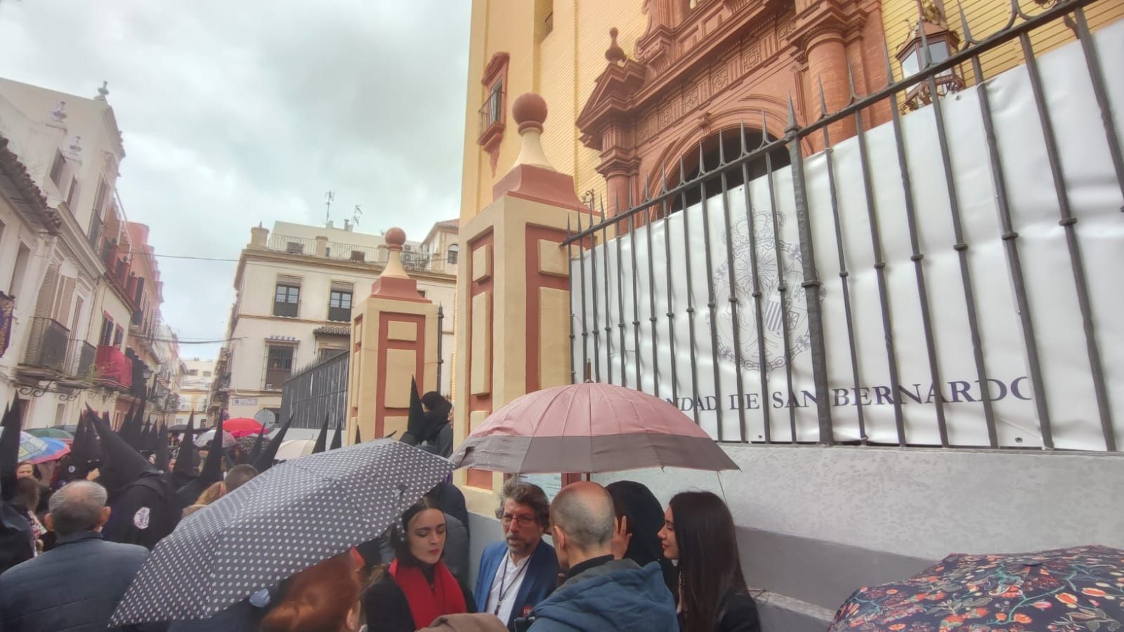 Se abren paraguas en la puerta de San Bernardo