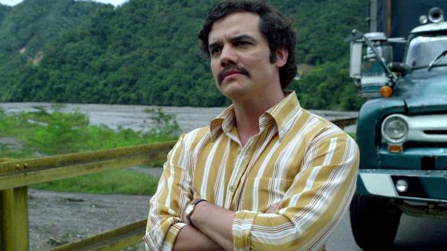 El hermano de Pablo Escobar exige a Netflix mil millones por 'Narcos' -  Información