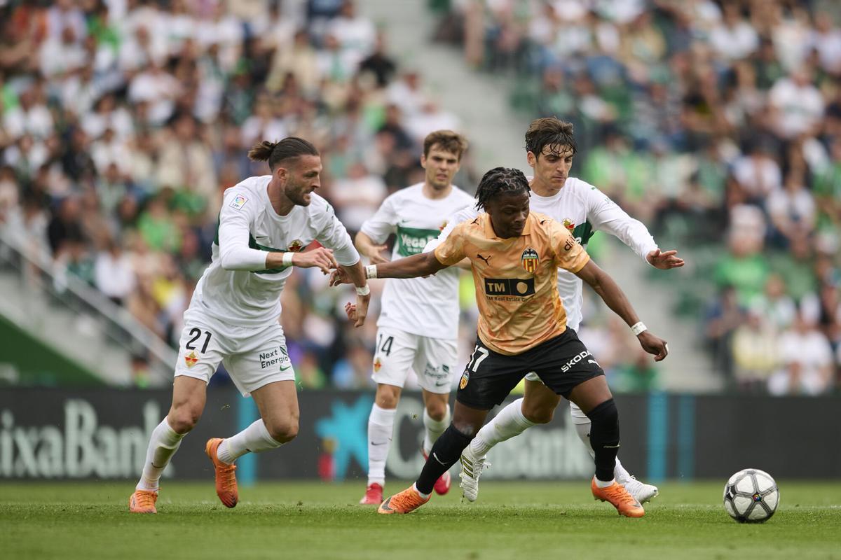 Largie Ramazani of Valencia CF competes for the ball with Leo Petrot of Elche CF during the Spanish League, LaLiga EA Sports, football match played between Elche CF and Valencia CF at Estadio Manuel Martinez Valero on April 11, 2026 in Elche, Alicante, Spain. AFP7 11/04/2026 ONLY FOR USE IN SPAIN. Francisco Macia / AFP7 / Europa Press;2026;SPAIN;SPORT;ZSPORT;SOCCER;ZSOCCER;Elche CF v Valencia CF - LaLiga EA Sports