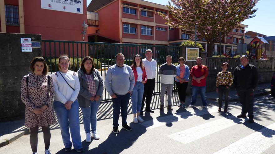 Una veintena de familias tinetenses están en pie de guerra por el cierre de las rutas de transporte escolar que llevan a sus hijos a El Pascón