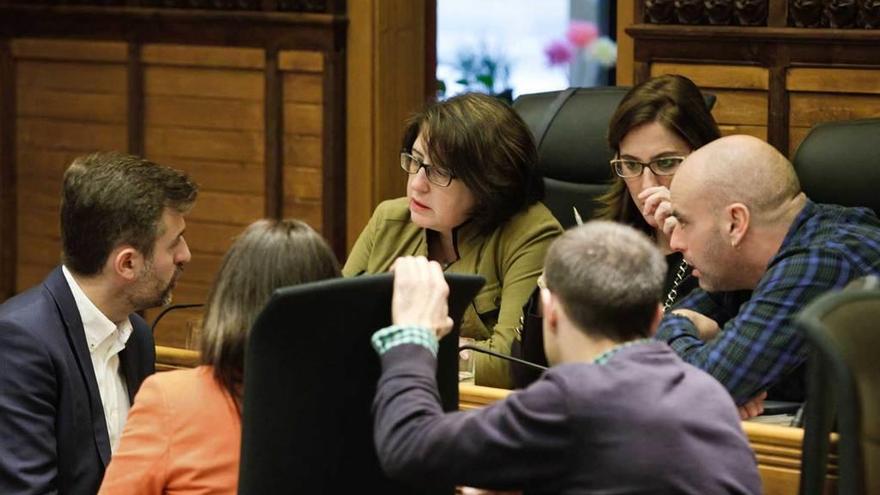 El portavoz socialista José María Pérez, primero por la izquierda, conversa con sus compañeros Begoña Fernández, Lara Martínez, Monchu García, César González y Marina Pineda.