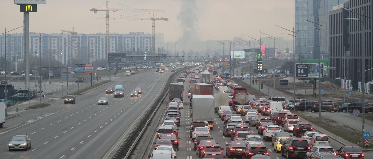 Vehículos colapsan las carreteras huyendo de los combates.