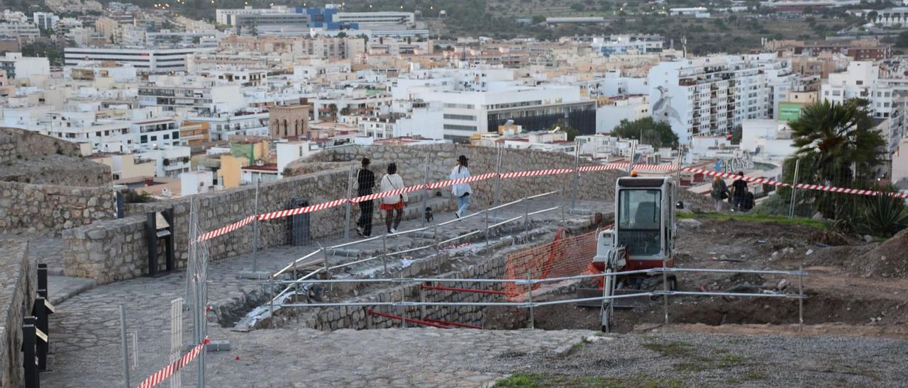 Los trabajos han dejado al descubierto un nuevo tramo de las murallas renacentistas construidas a partir de enero de 1555. | CÉSAR NAVARRO