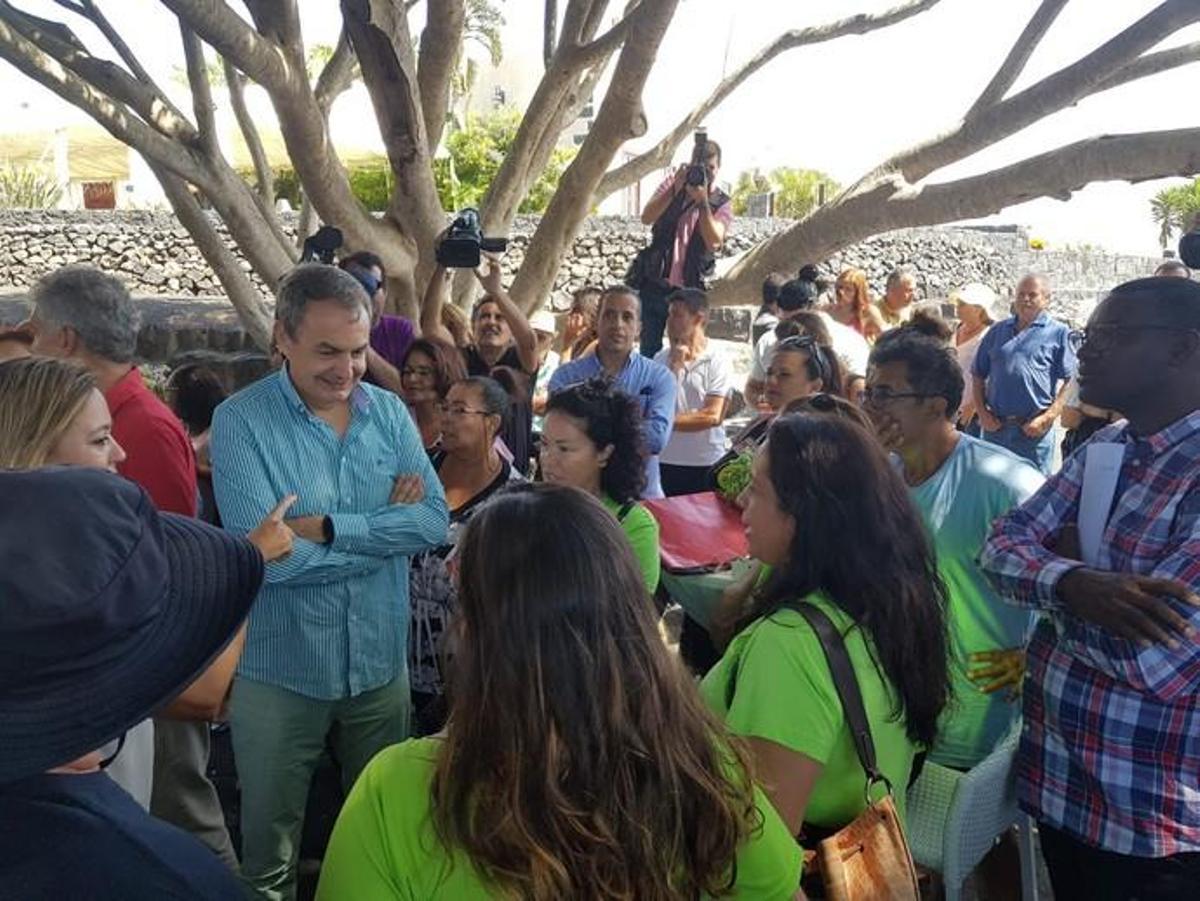 José Luis Rodríguez Zapatero y las 'Kellys', juntos en el acto del PSOE en San Bartolomé