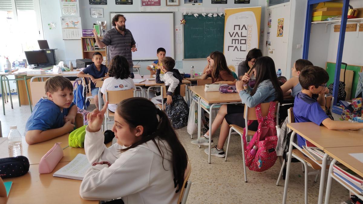 Una de las actividades de ‘Peque Emprende’ en un colegio de Navalmoral.