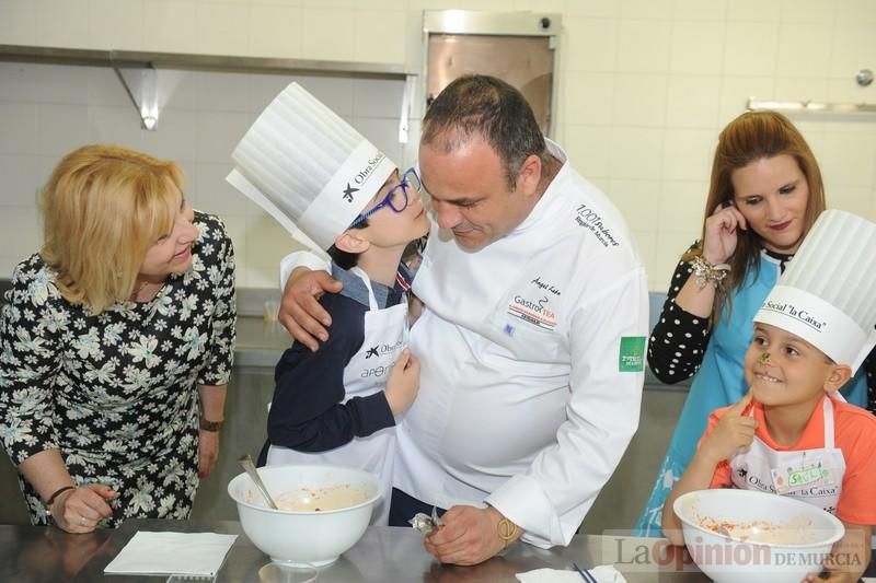 El chef Ángel León imparte en Murcia un taller de cocina para niños con autismo