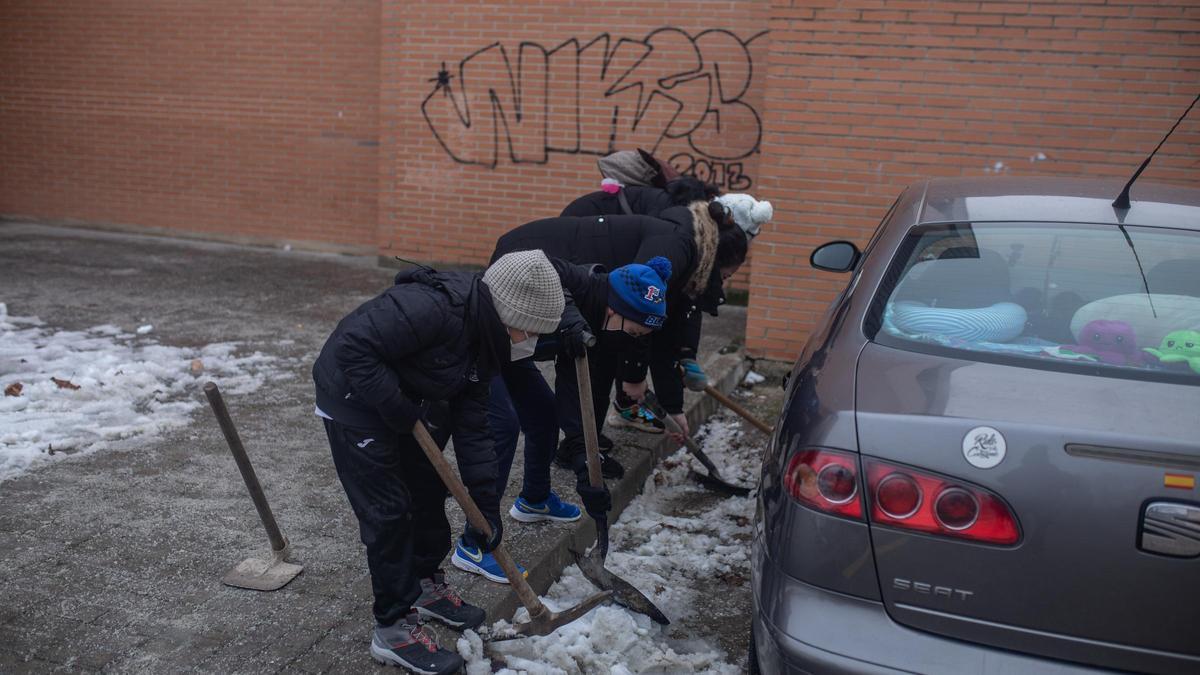 Algún niño colaboró en la tarea con sus padres.