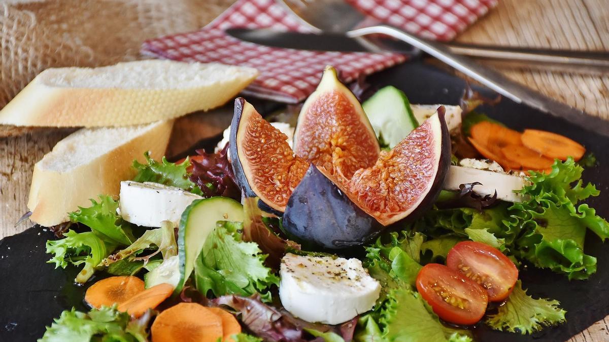 Esta receta de ensalada de higos y queso de cabra es perfecta para el verano